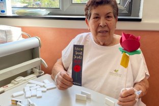 Los voluntarios han entregado rosas elaboradas manualmente entre los pacientes ingresados