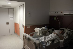 Dejar encendido un punto de luz indirecta durante la noche es una de las medidas que ayudan a prevenir caídas.