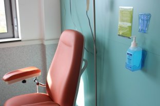 Algunos de los nuevos dispensadores de base alcohólica se han colocado en las habitaciones y en Hospital de Día