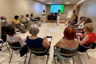 El taller forma parte del programa de actividades que organiza Cruz Roja con la colaboración del Ayuntamiento de Santa Coloma y la Fundación La Caixa