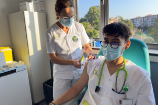 Un profesional de la FHES vacunándose