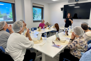 Pacientes haciendo el taller de curas estéticas
