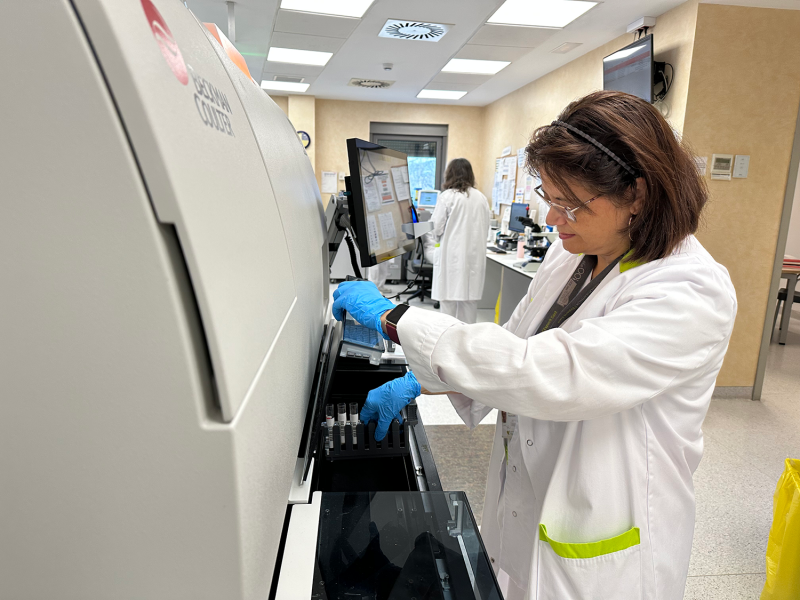 La FHES introduce mejoras en el espacio de Microbiología y actualiza el área de Bioquímica para mejorar la rapidez y la fiabilidad de los diagnósticos