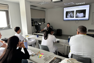 La Dra. Becerra explicó el uso de la ecografía a pie de cama