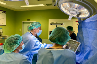 L'equip quirúrgic del servei de COT efectuant l'operació robòtica