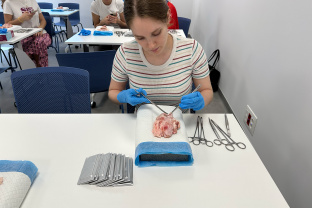 Una residente practicando la sutura