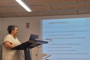 La Dra. Isabel Martínez presentando su tesi