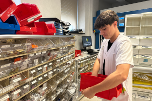 Un profesional del Servicio de Farmacia guardando medicamentos
