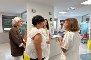 L'alacaldessa de Santa Coloma, Mireia González, visitant l'Hospital de Dia