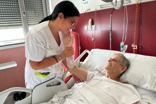Una professional amb un pacient hospitalitzat