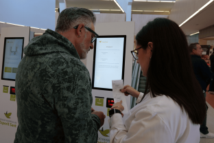 Una administrativa ajudant a un pacient