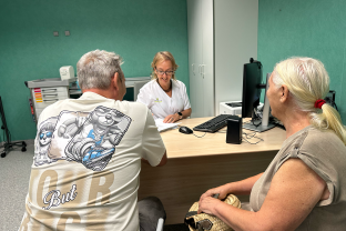 Una trabajadora social con un paciente