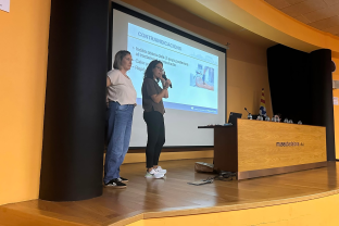 Sara Ríos y Elena Peña en las charlas divulgativas «Juntos avanzamos en el cáncer de mama»