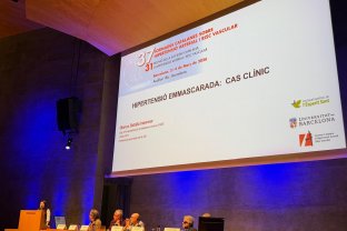 La Dra. Batalla durante la presentación del caso clínico "HTA enmascarada: cuándo sospecharla y cómo diagnosticarla".