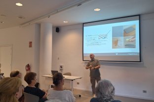 El Nacho Molina, infermer i membre del GT de Prevenció de Caigudes a la xerrada del programa "Sempre Acompanyats"