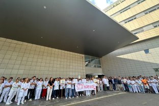 La concentració davant de la porta de l'Hospital